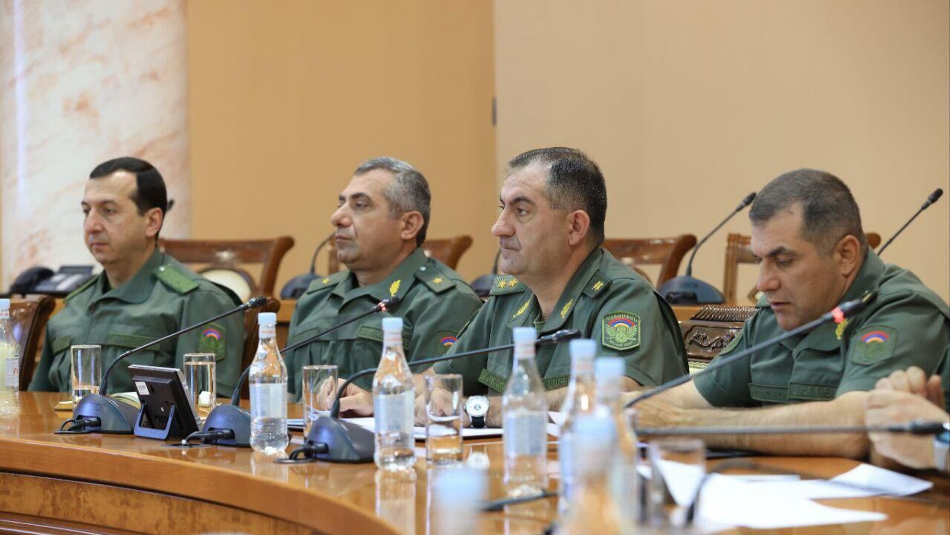 Глава генштаба Эдвард Асрян на встрече с делегацией колледжа национальной обороны Индии во главе с генерал-майором Самартом Нагаром (9 июня 2025). Еревaн Глава генштаба Эдвард Асрян на встрече с делегацией колледжа национальной обороны Индии во главе с генерал-майором Самартом Нагаром (9 июня 2025). Еревaн - Sputnik Армения, 1920, 09.06.2025