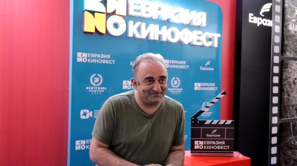 В темноте говорят всю правду - Гагик Мадоян представил свой короткометражный фильм Удалить на Евразия-Кинофест - Sputnik Армения