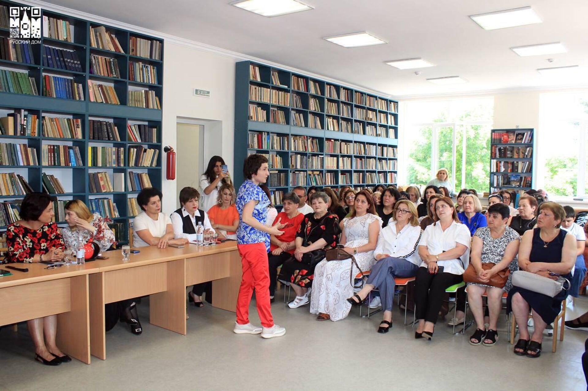 Дом русского зарубежья подарил Степанаванской городской библиотеке 300 новых книг Дом русского зарубежья подарил Степанаванской городской библиотеке 300 новых книг - Sputnik Армения, 1920, 10.06.2025