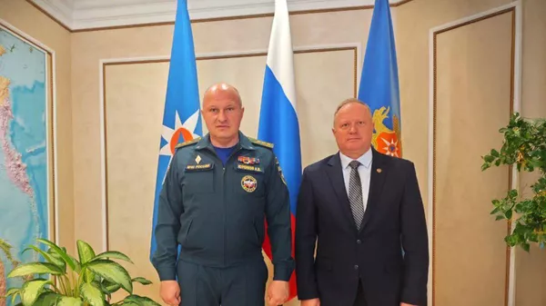 Глава МЧС России Александр Куренков провел рабочую встречу с директором Российско-Армянского центра гуманитарного реагирования Алексеем Бутырским (11 июня 2025). Москвa - Sputnik Армения