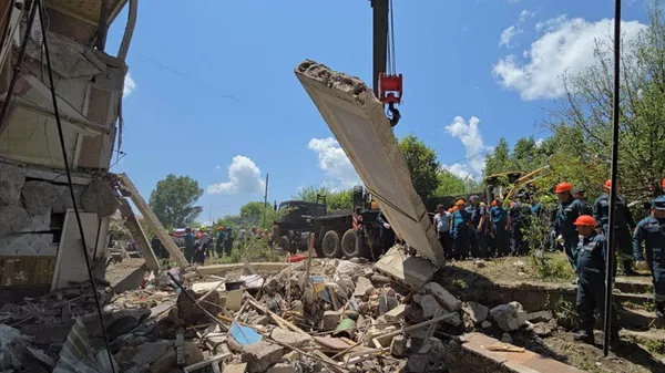 Спасатели на месте взрыва в жилом здании в Чамбараке (11 июня 2025). Гегаркуник - Sputnik Армения