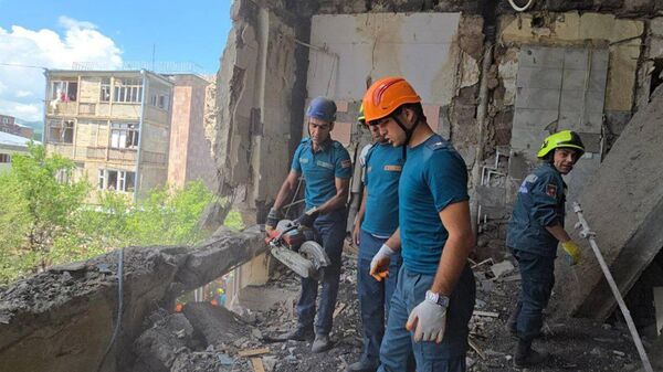 Спасатели на месте взрыва в жилом здании в Чамбараке (11 июня 2025). Гегаркуник - Sputnik Армения
