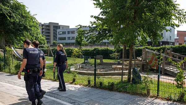 Полицейские рядом с местом стрельбы в школе в Граце (10 июня 2025). Австрия - Sputnik Արմենիա