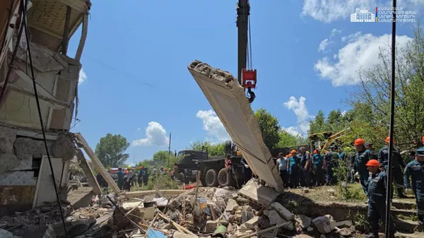 Спасатели на месте взрыва газа, произошедшего в доме №4 по улице Тиграна Меца (11 июня 2025). Чамбарак - Sputnik Армения