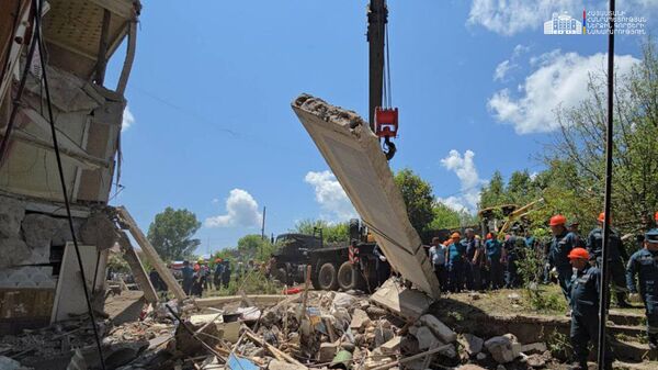Спасатели на месте взрыва газа, произошедшего в доме №4 по улице Тиграна Меца (11 июня 2025). Чамбарак - Sputnik Армения