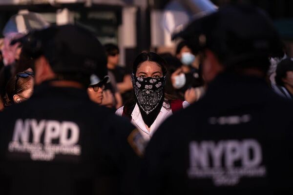 Участница протестов против депортаций и ICE возле федеральных зданий в Нью-Йорке  - Sputnik Армения