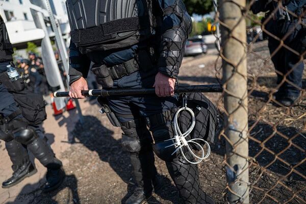 Полиция во время протестов в Лос-Анджелесе  - Sputnik Армения
