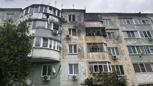 Пострадавший от беспилотника ВСУ многоквартирный дом в посёлке Борисовка Борисовского района Белгородской области - Sputnik Армения