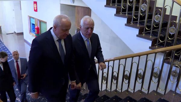 12 июня Президент Армении Ваагн Хачатурян по сложившейся традиции посетил Посольство РФ по случаю празднования Дня России - Sputnik Армения