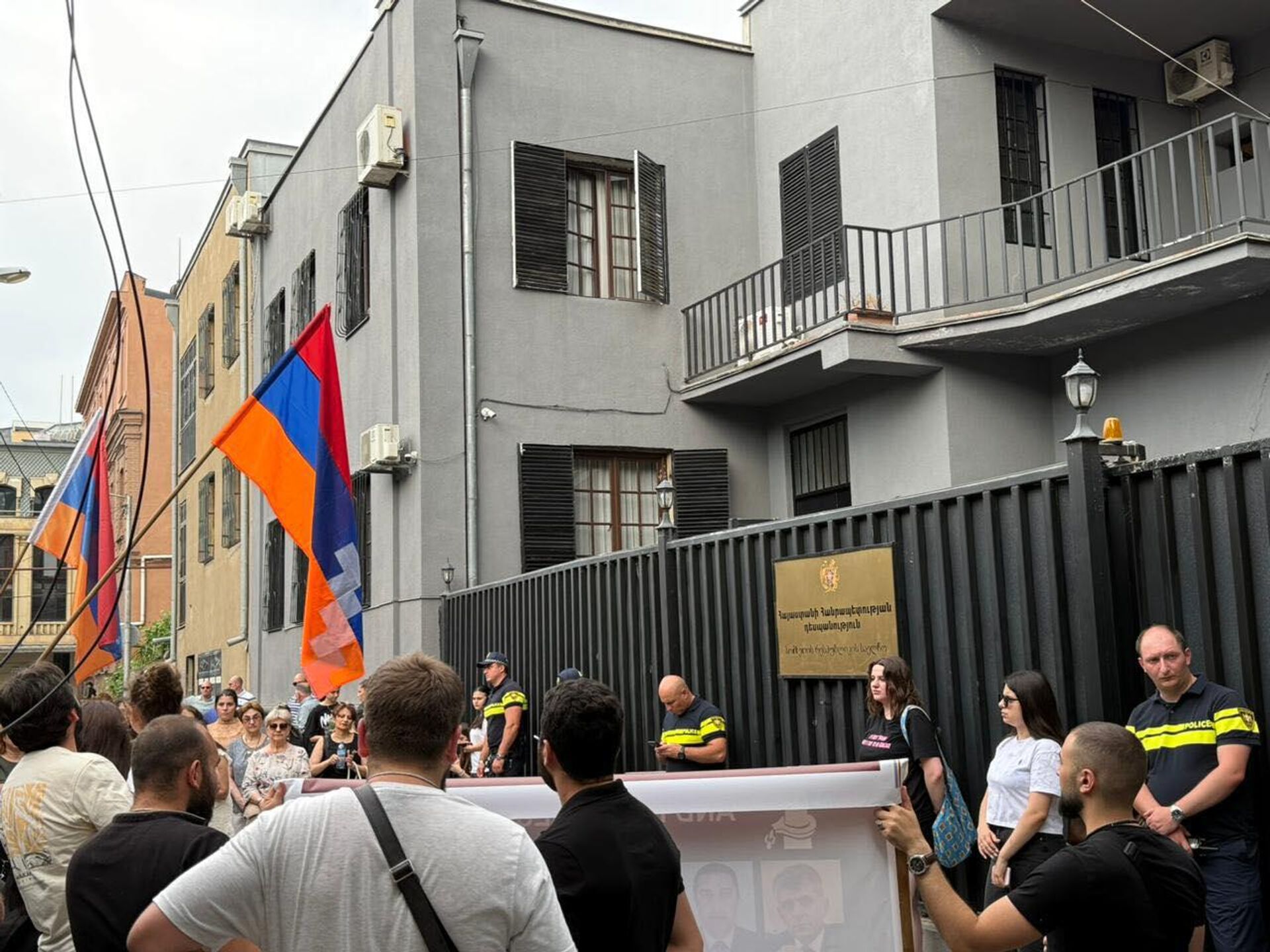 Акция протеста армянской общины Грузии под лозунгом Держись подальше от Армянской Апостольской Церкви у посольства Армении (12 июня 2025). Тбилиси Акция протеста армянской общины Грузии под лозунгом Держись подальше от Армянской Апостольской Церкви у посольства Армении (12 июня 2025). Тбилиси - Sputnik Արմենիա, 1920, 12.06.2025