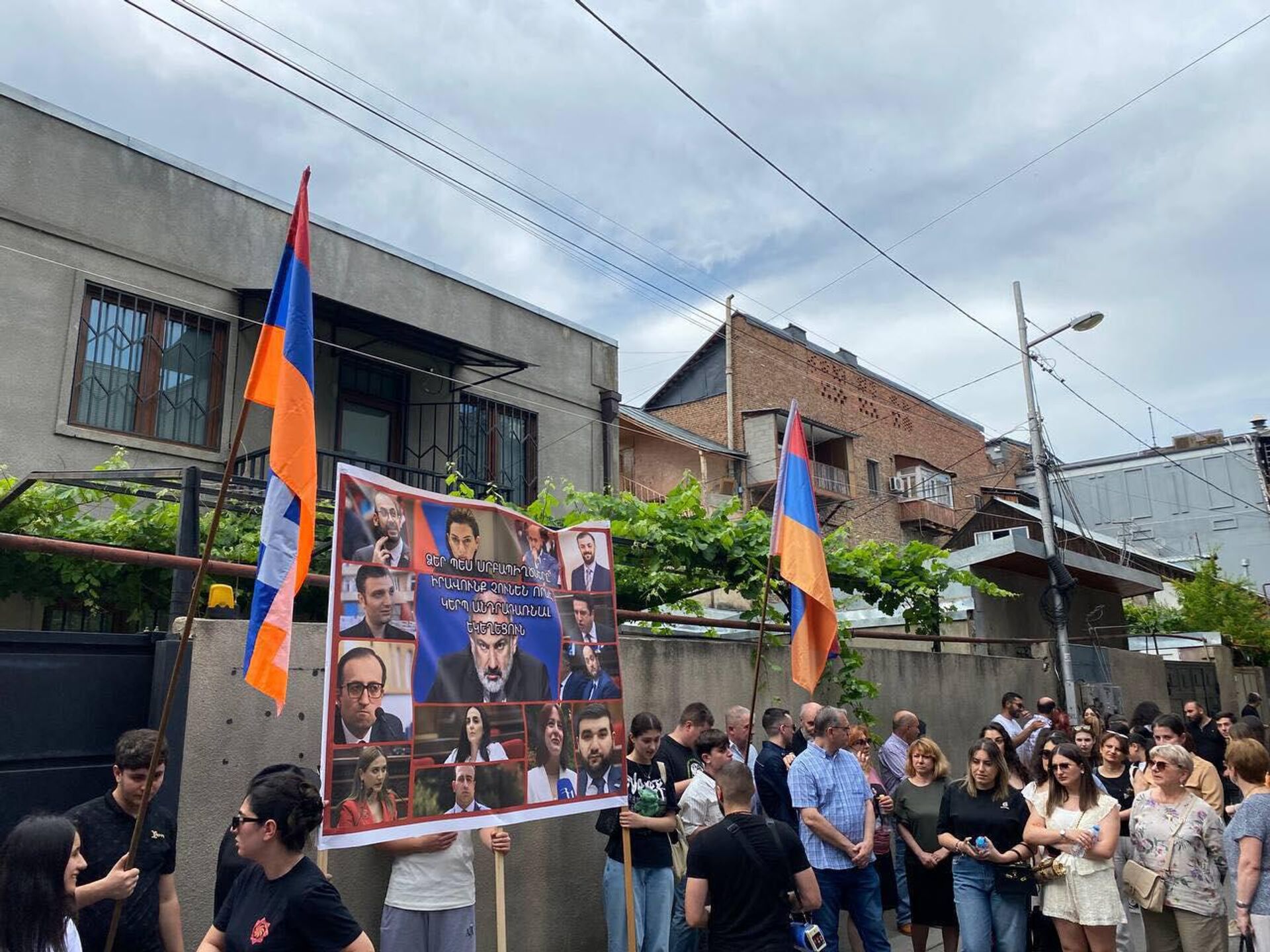 Акция протеста армянской общины Грузии под лозунгом Держись подальше от Армянской Апостольской Церкви у посольства Армении (12 июня 2025). Тбилиси Акция протеста армянской общины Грузии под лозунгом Держись подальше от Армянской Апостольской Церкви у посольства Армении (12 июня 2025). Тбилиси - Sputnik Արմենիա, 1920, 12.06.2025