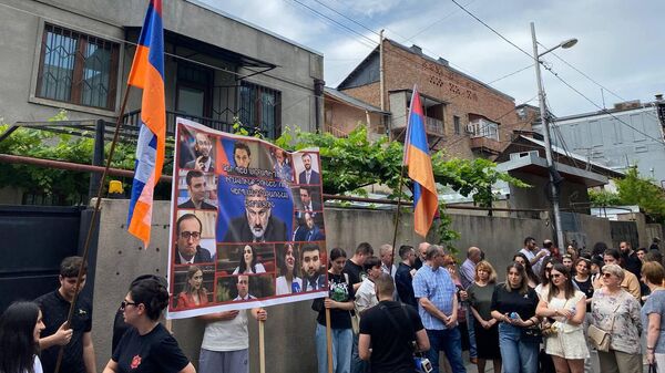 Акция протеста армянской общины Грузии под лозунгом Держись подальше от Армянской Апостольской Церкви у посольства Армении (12 июня 2025). Тбилиси - Sputnik Армения