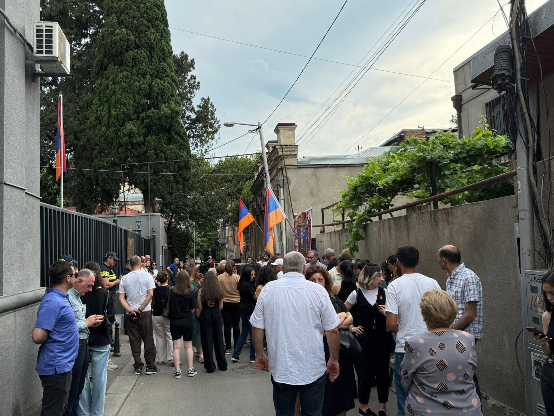 Акция протеста армянской общины Грузии под лозунгом Держись подальше от Армянской Апостольской Церкви у посольства Армении (12 июня 2025). Тбилиси Акция протеста армянской общины Грузии под лозунгом Держись подальше от Армянской Апостольской Церкви у посольства Армении (12 июня 2025). Тбилиси - Sputnik Армения, 1920, 12.06.2025