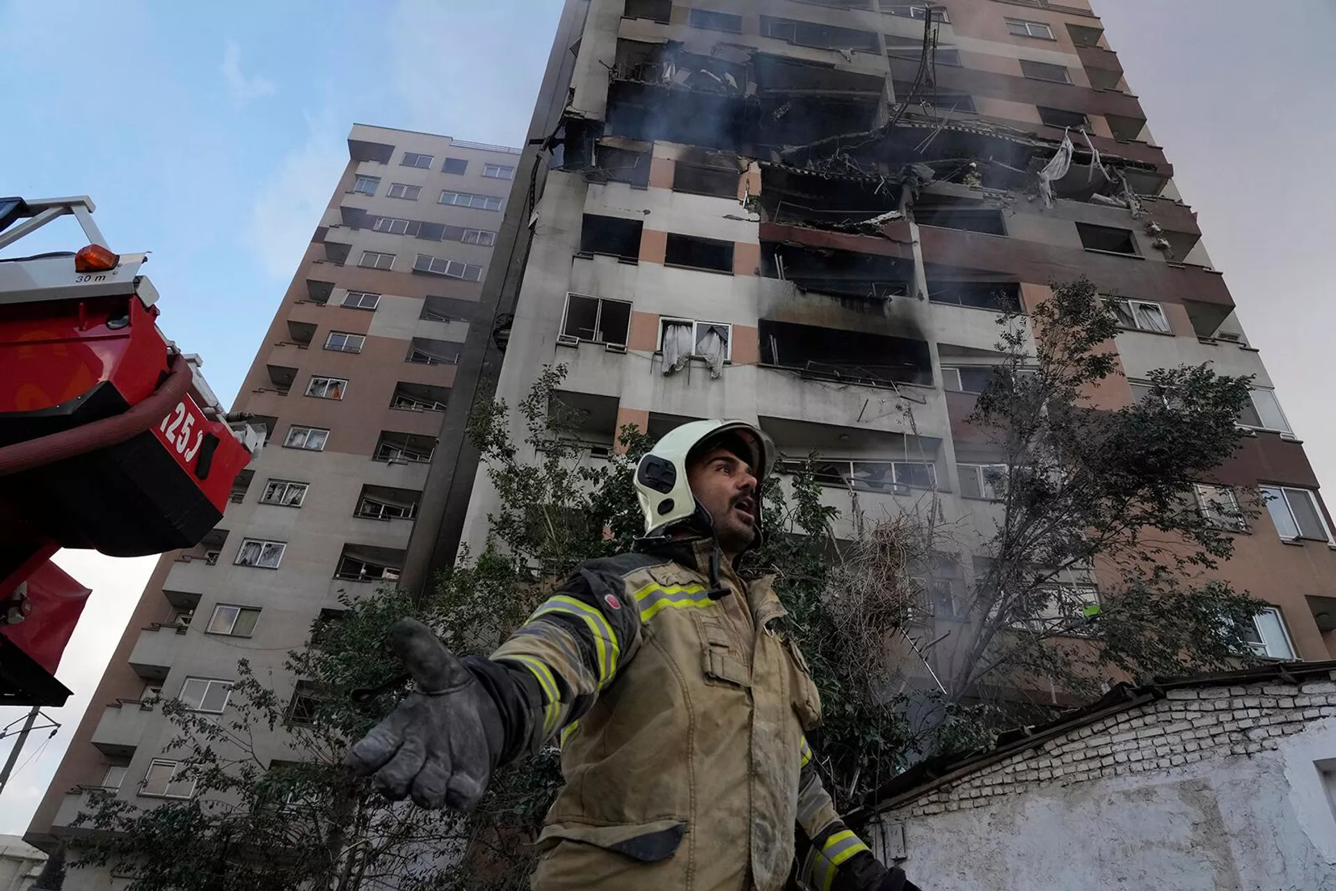 Пожарный на месте взрыва в жилом комплексе на севере Тегерана (13 июня 2025). Иран - Sputnik Արմենիա, 1920, 13.06.2025