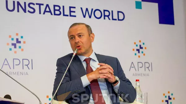 Секретарь Совета безопасности Армен Григорян на форуме APRI (13 июня 2025). Еревaн - Sputnik Армения