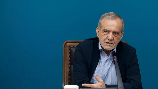 Президент Ирана Масуд Пезешкиан на встрече с членами фракции по охране окружающей среды (9 июня 2025). Тегеран - Sputnik Армения