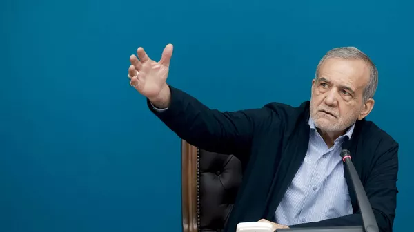 Президент Ирана Масуд Пезешкиан на встрече с членами фракции по охране окружающей среды (9 июня 2025). Тегеран - Sputnik Армения