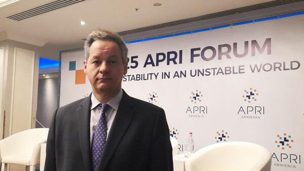 Международный консультант Варданяна по правовым вопросам Джаред Генсер на форуме APRI (13 июня 2025). Еревaн - Sputnik Армения