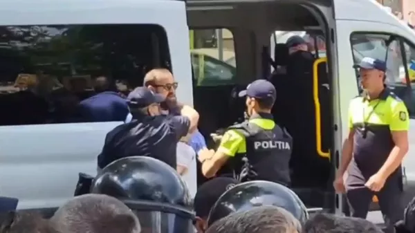 Сотрудники полиции применили физическую силу к священнику во время протеста против ЛГБТ-шествия в центре Кишинева - Sputnik Армения