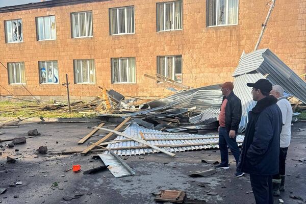 Последствия ураганного ветра в Апаране (15 июня 2025). Арагацотн Последствия ураганного ветра в Апаране (15 июня 2025). Арагацотн - Sputnik Армения