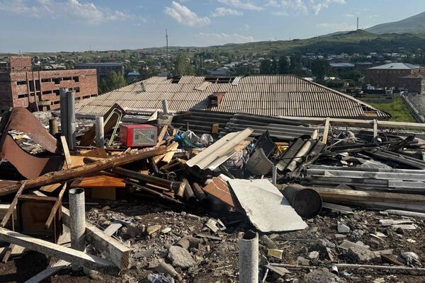 Последствия ураганного ветра в Апаране (15 июня 2025). Арагацотн Последствия ураганного ветра в Апаране (15 июня 2025). Арагацотн - Sputnik Армения