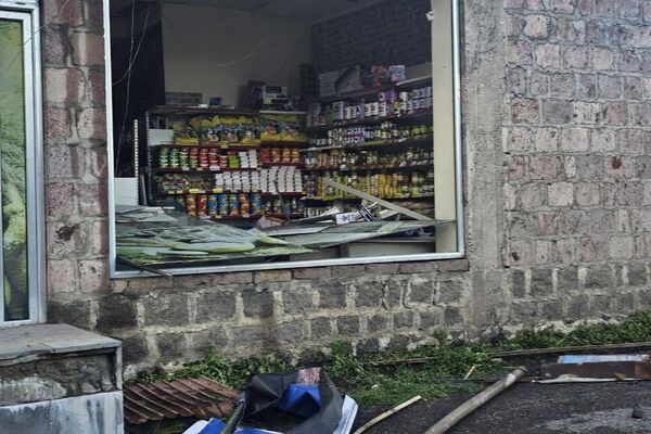 Последствия ураганного ветра в Апаране (15 июня 2025). Арагацотн Последствия ураганного ветра в Апаране (15 июня 2025). Арагацотн - Sputnik Армения