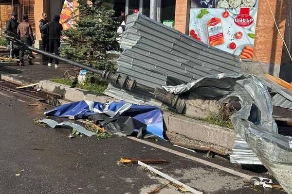 Последствия ураганного ветра в Апаране (15 июня 2025). Арагацотн Последствия ураганного ветра в Апаране (15 июня 2025). Арагацотн - Sputnik Армения
