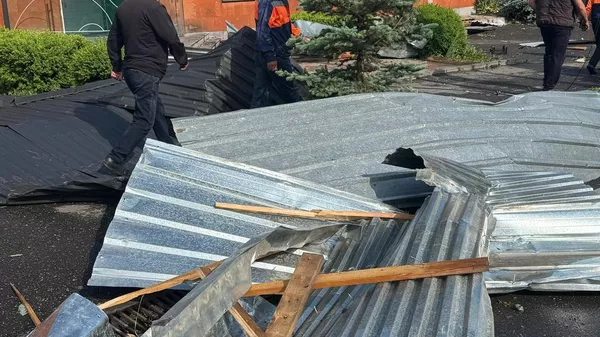 Последствия ураганного ветра в Апаране (15 июня 2025). Арагацотн - Sputnik Армения