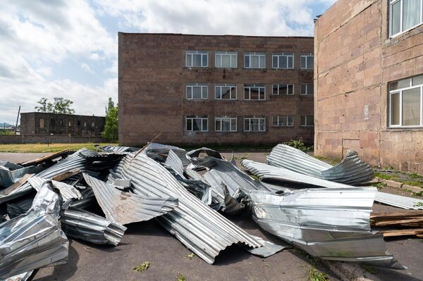 Последствия сильного ветра в Апаране Последствия сильного ветра в Апаране - Sputnik Армения
