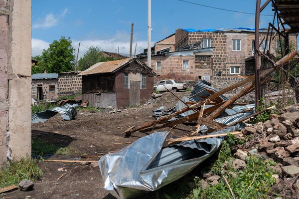 Последствия сильного ветра в Апаране Последствия сильного ветра в Апаране - Sputnik Армения