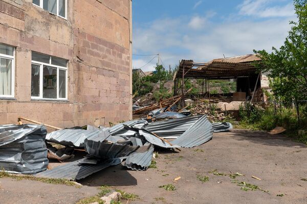 Последствия сильного ветра в Апаране Последствия сильного ветра в Апаране - Sputnik Армения