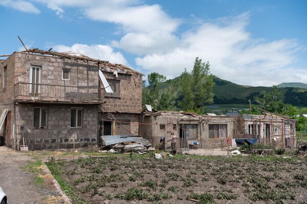 Последствия сильного ветра в Апаране Последствия сильного ветра в Апаране - Sputnik Армения