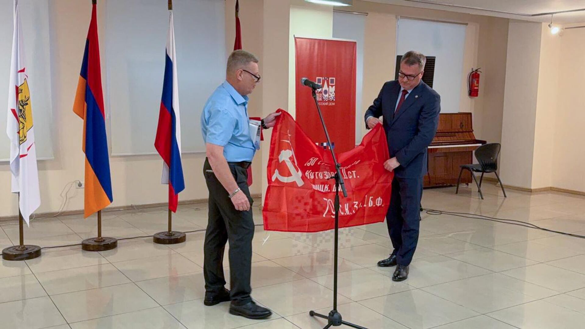 Вадим Фефилов на открытии выставки российского журналиста Война глазами фотоаппарата (16 июня 2025). Еревaн Вадим Фефилов на открытии выставки российского журналиста Война глазами фотоаппарата (16 июня 2025). Еревaн - Sputnik Армения, 1920, 17.06.2025