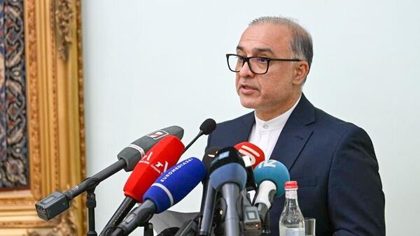 Посол Ирана Мехди Собхани во время пресс-конференции (17 июня 2025). Еревaн - Sputnik Армения