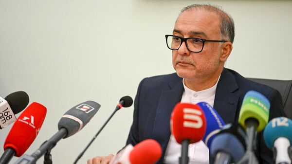 Посол Ирана Мехди Собхани во время пресс-конференции (17 июня 2025). Еревaн - Sputnik Армения