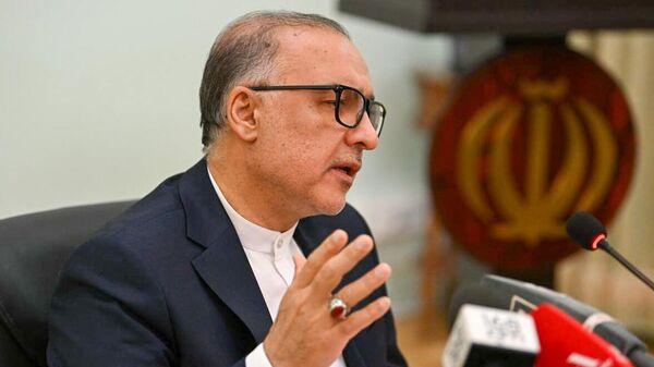 Посол Ирана Мехди Собхани во время пресс-конференции (17 июня 2025). Еревaн - Sputnik Армения