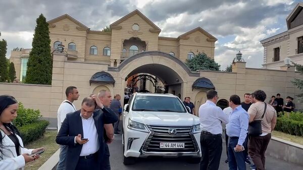 Իրավապահները խուզարկություններ են իրականացնում Սամվել Կարապետյանի` Երևանում գտնվող տանը - Sputnik Արմենիա