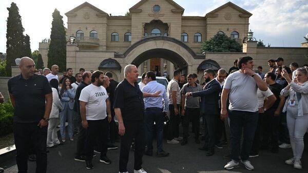 Սամվել Կարապետյանի տան մոտ - Sputnik Արմենիա