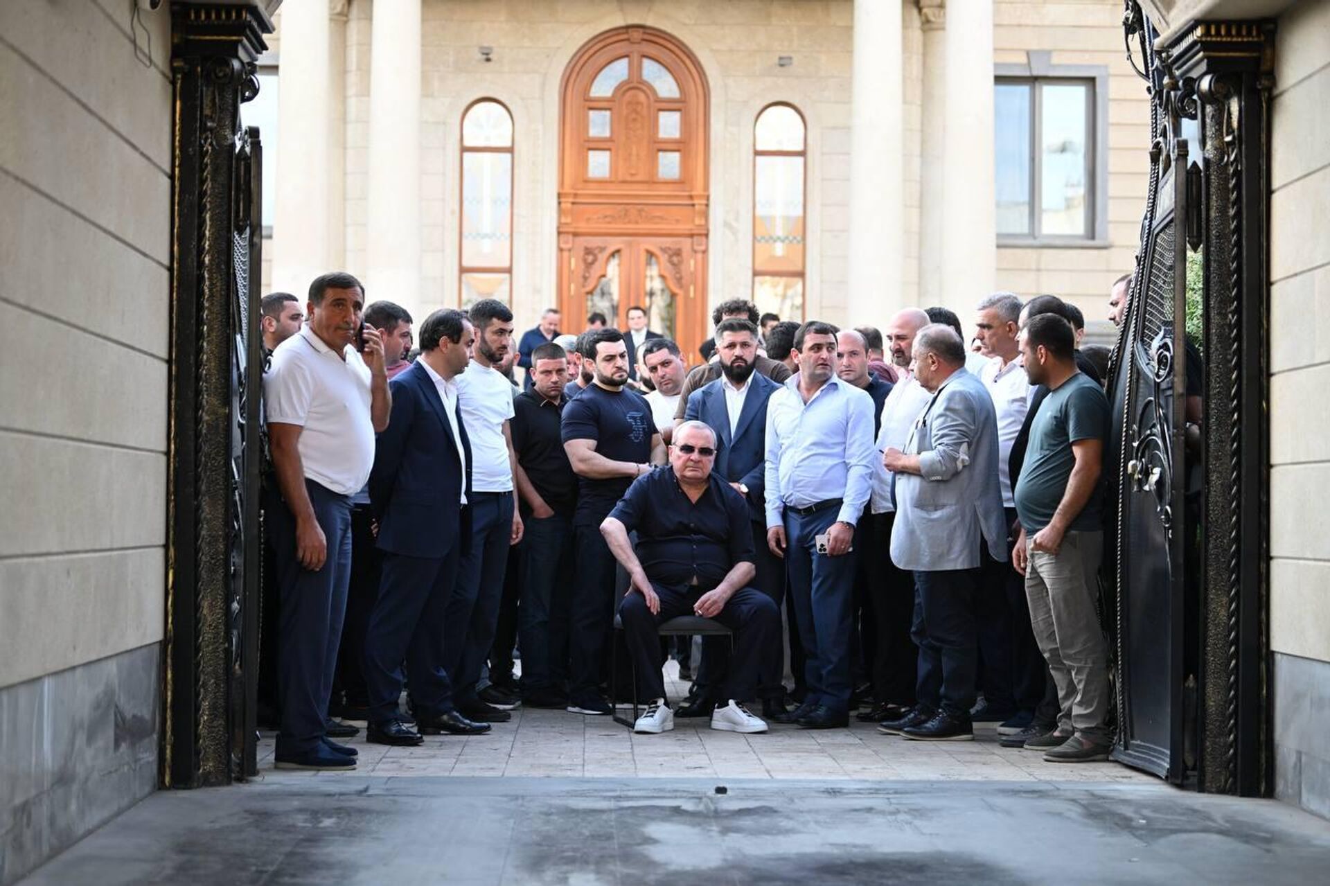 Ситуация у дома Самвела Карапетяна (17 июня 2025). Еревaн Ситуация у дома Самвела Карапетяна (17 июня 2025). Еревaн - Sputnik Армения, 1920, 17.06.2025
