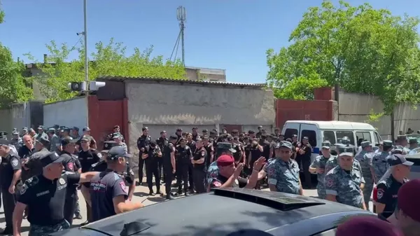 Полиция и сторонники Самвела Карапетяна у здания суда в Ереване - Sputnik Армения