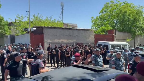 Полиция и сторонники Самвела Карапетяна у здания суда в Ереване - Sputnik Армения