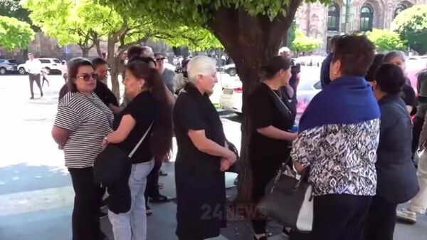 Акция протеста родных без вести пропавших военнослужащих на площади Республики (18 июня 2025). Еревaн - Sputnik Армения