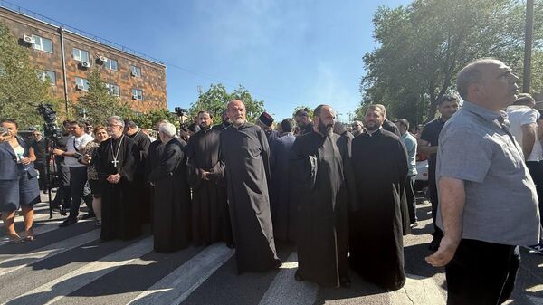 Священнослужители у здания суда общей юрисдикции административных районов Аван и Нор Норк (18 июня 2025). Еревaн - Sputnik Արմենիա