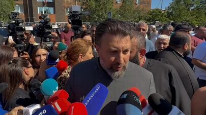 Настоятель Гугаркской епархии епископ Овнан Акопян у здания суда общей юрисдикции административных районов Аван и Нор Норк (18 июня 2025). Еревaн