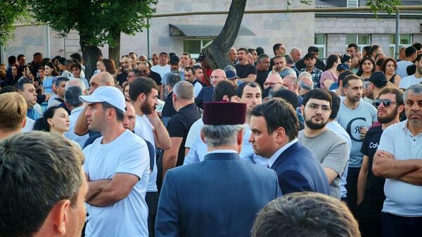 Саркис Карапетян у здания суда общей юрисдикции административных районов Аван и Нор Норк (18 июня 2025). Еревaн - Sputnik Армения