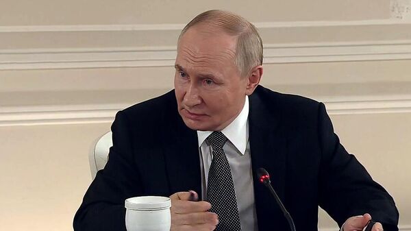 Президент РФ Владимир Путин во время встречи с руководителями международных информационных агентств (19 июня 2025). Санкт-Петербург - Sputnik Армения