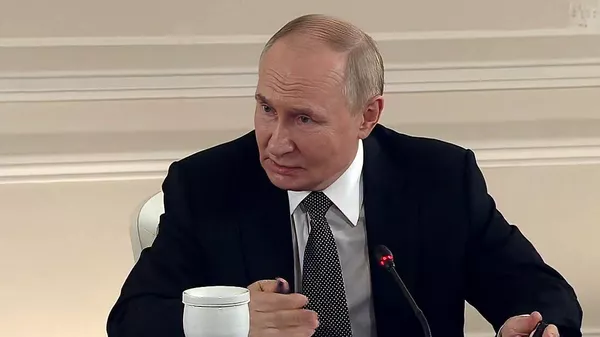 Президент РФ Владимир Путин во время встречи с руководителями международных информационных агентств (19 июня 2025). Санкт-Петербург - Sputnik Армения