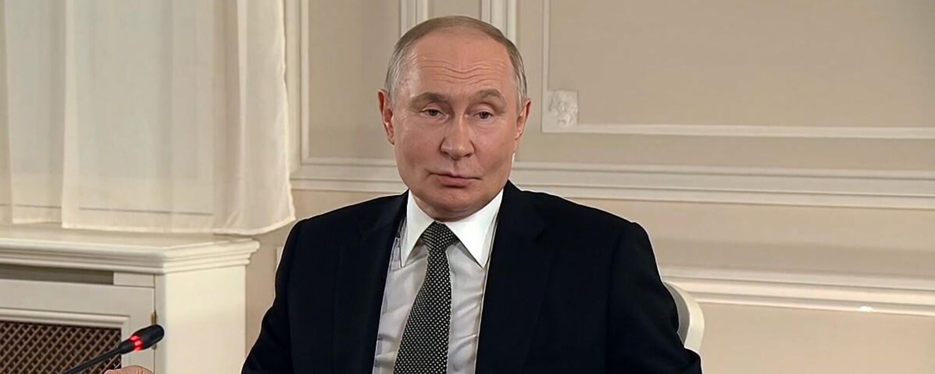 Президент РФ Владимир Путин во время встречи с руководителями международных информационных агентств (19 июня 2025). Санкт-Петербург - Sputnik Армения, 1920, 19.06.2025