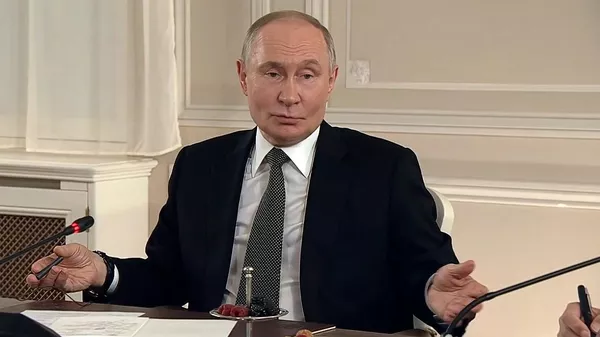 Президент РФ Владимир Путин во время встречи с руководителями международных информационных агентств (19 июня 2025). Санкт-Петербург - Sputnik Армения