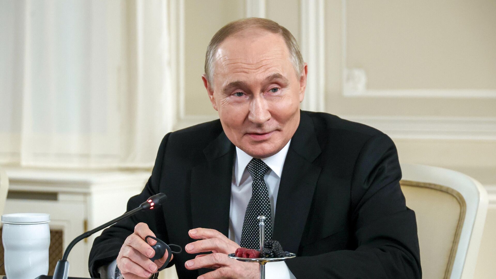 Президент РФ Владимир Путин во время встречи с руководителями международных информационных агентств (19 июня 2025). Санкт-Петербург Президент РФ Владимир Путин во время встречи с руководителями международных информационных агентств (19 июня 2025). Санкт-Петербург - Sputnik Армения, 1920, 19.06.2025